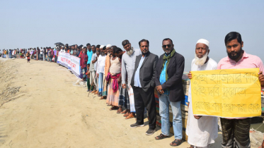 প্রধানমন্ত্রীর প্রতিশ্রুত প্রকল্প বাস্তবায়নের দাবিতে বরগুনায় মানববন্ধন