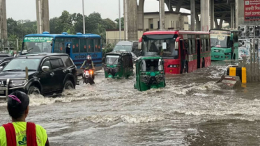 বৃষ্টির পানিতে ঢাকার মানুষের ভোগান্তি