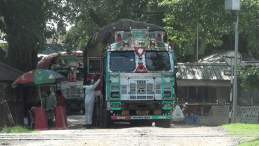 হিলি স্থলবন্দর দিয়ে আমদানি-রফতানি শুরু