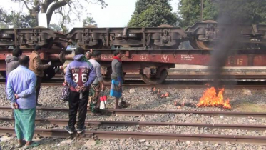 হিলিতে মালবাহী ট্রেনে আগুন