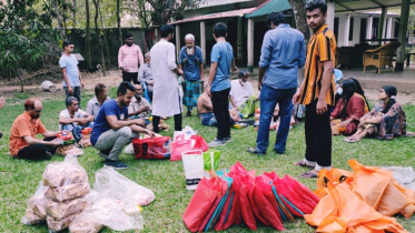 বৃদ্ধাশ্রমে ‘স্টোরিটেলারস অব বাংলাদেশ’ এর উপহার