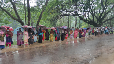 বৃষ্টিতে একাকার জাবি কর্মচারীদের চোখের জল