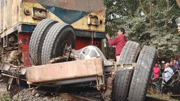 গেটম্যান ঘুমে, ট্রেনের ধাক্কায় খণ্ড-বিখণ্ড ট্রাক