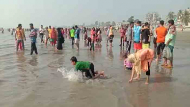 কুয়াকাটায় পর্যটকদের উপচে পড়া ভিড়