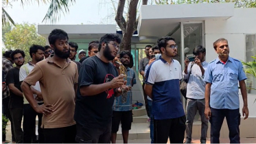 কুয়েট ভিসির বাসভবনে তালা দিতে এসে ফিরে গেল শিক্ষার্থীরা