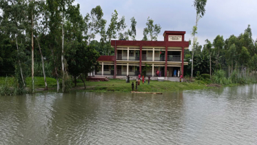 কুড়িগ্রামের স্কুলে যাওয়ার প্রধান ভরসা নৌকা-ভেলা