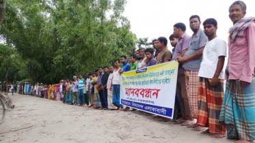 কুড়িগ্রামে তিস্তার ভাঙন রোধ ও স্পার রক্ষার দাবিতে মানববন্ধন