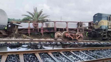 কুষ্টিয়ায় তেলবাহী ট্রেন লাইনচ্যুত, ছড়িয়ে পড়েছে তেল 