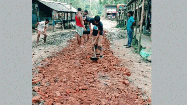 ধামইরহাটে স্বেচ্ছাশ্রমে রাস্তা মেরামত