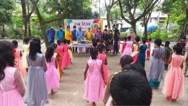 নওগাঁয় সুবিধা বঞ্চিত শিশুদের নিয়ে ফল উৎসব