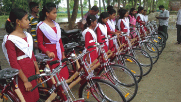 নড়াইলে মেধাবী ১০ ছাত্রী পেলো বাইসাইকেল