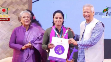 অদম্য নারী পুরস্কার প্রদান করলেন প্রধান উপদেষ্টা