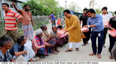 দুস্থদের মাঝে ইফতার বিতরণ করলেন নাটোরের ডিসি 