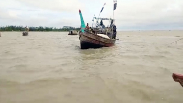 হাতিয়ায় ট্রলার ডুবির ঘটনায় ৩ জেলে উদ্ধার, নিখোঁজদের বাড়িতে শোকের মাতম