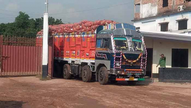 ২১ টাকা দরে ভারত থেকে এলো ১০৮ টন আলু