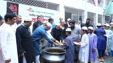 শোক দিবসে সোশ্যাল ইসলামী ব্যাংকের খাবার বিতরণ