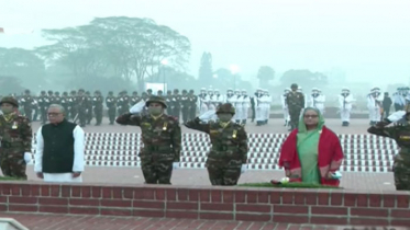 বীর শহীদদের প্রতি রাষ্ট্রপতি ও প্রধানমন্ত্রীর শ্রদ্ধা নিবেদন