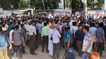 জাতীয়করণের দাবিতে প্রেস ক্লাবের সামনে অবস্থান কর্মসূচিতে শিক্ষকরা