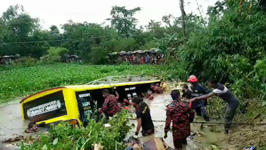 সুনামগঞ্জে ২৫ যাত্রী নিয়ে খালে বাস, নিখোঁজ ২১ (ভিডিও)