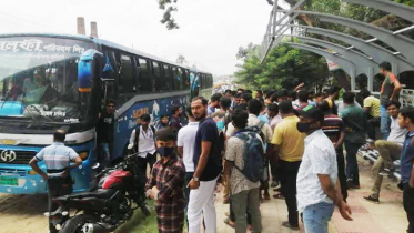 ‘হাফ ভাড়া’ আদায়ের দাবিতে গবি শিক্ষার্থীদের আন্দোলন