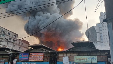 বঙ্গবাজারে ভয়াবহ আগুন, নিয়ন্ত্রণে কাজ করছে ৫০ ইউনিট