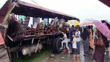 শ্রমিক বহনকারী বাসে ট্রাকের ধাক্কা, তিন নারী নিহত