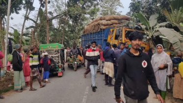 নওগাঁয় ট্রাক-মোটরসাইকেল সংঘর্ষে নিহত ৩ জন