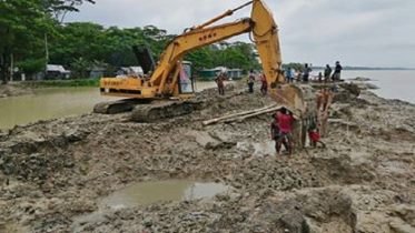 শরণখোলায় আম্পানে ক্ষতিগ্রস্থ বাঁধ সংস্কার শুরু