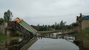 বগুড়ায় বেইলি ব্রিজ ভেঙে ট্রাক খালে 