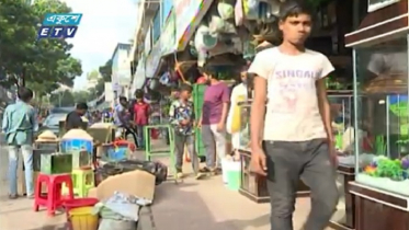 ব্যবসায়ীদের দখলে ফুটপাথ, পথচারীর জায়গা নেই (ভিডিও)