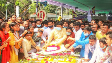 জন্মবার্ষিকীতে বঙ্গবন্ধুর প্রতিকৃতিতে ছাত্রলীগের শ্রদ্ধা