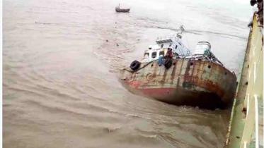 ডুবন্ত পাথরবোঝাই জাহাজ থেকে ১০ নাবিক উদ্ধার