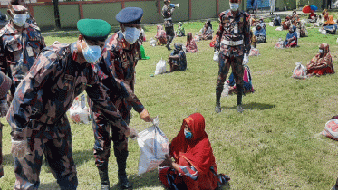 নওগাঁয় অসহায়দের মাঝে বিজিবির ত্রাণ বিতরণ