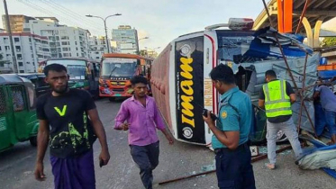 বনানীতে বাস উল্টে প্রাণ হারালেন পথচারী