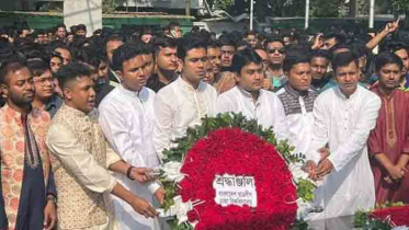 বঙ্গবন্ধু’র প্রতিকৃতিতে শ্রদ্ধা জানিয়েছে ছাত্রলীগ