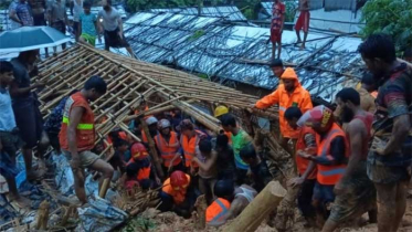 কক্সবাজারে পাহাড় ধসে চার জনের মৃত্যু, লক্ষাধিক মানুষ পানিবন্দি