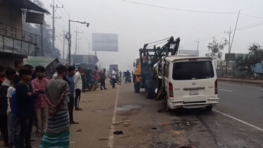 দাঁড়িয়ে থাকা ট্রাকে মাইক্রোবাসের ধাক্কা, নিহত ২