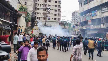 চট্টগ্রামে শিক্ষার্থী-পুলিশ সংঘর্ষ, টিয়ারশেল নিক্ষেপ