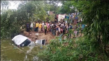 চকরিয়ায় মাইক্রোবাস খাদে পড়ে নারী-শিশুসহ নিহত ৭