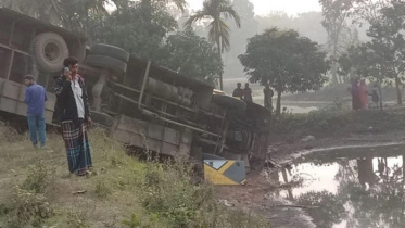 ধামরাইয়ে শ্রমিকবাহী বাস খাদে, নিহত ২