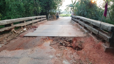 ঝুঁকিপূর্ণ সেতু দিয়েই চলছে যান চলাচল