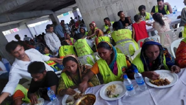 নির্ধারিত সময়ে বর্জ্য অপসারণ করায় পরিচ্ছন্ন কর্মীদের মধ্যাহ্ন ভোজ