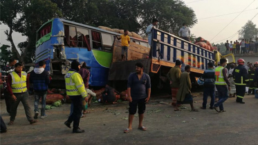 টাঙ্গাইলে বাস-ট্রাক সংঘর্ষে ৬ জনের মৃত্যু