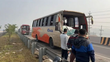 কুয়াশায় এক্সপ্রেসওয়েতে ১০ যানবাহনে সংঘর্ষ, নিহত ১