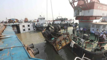 ফেরি ডুবি : চলছে উদ্ধার অভিযান