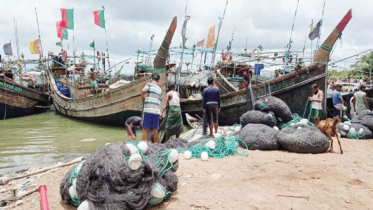 মধ্যরাতে উঠছে মাছ ধরায় নিষেধাজ্ঞা