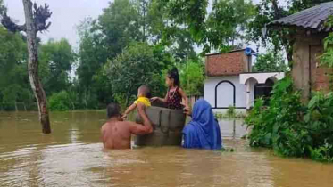 বন্যার পানি নামতে শুরু করলেও কমেনি দুর্ভোগ