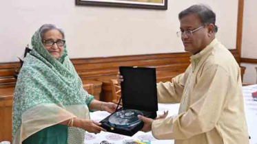 প্রধানমন্ত্রীর হাতে অ্যাওয়ার্ড তুলে দিলেন তথ্যমন্ত্রী