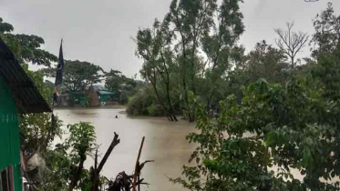 হাতিয়ায় নিম্নাঞ্চল প্লাবিত, আশ্রয়ণ কেন্দ্রে আসতে শুরু করেছে মানুষ