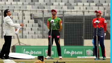 বিপিএল: টস জিতে ফিল্ডিংয়ে ঢাকা